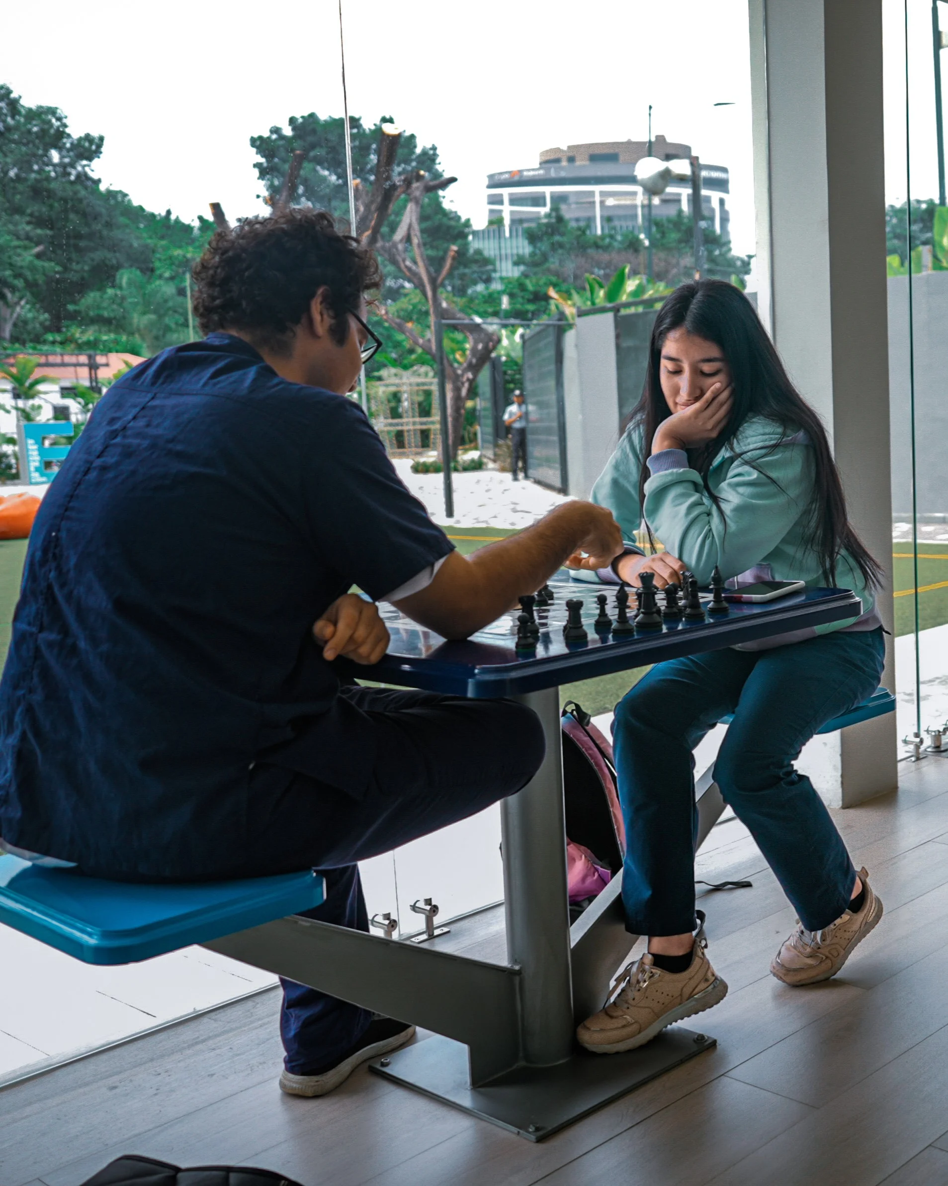 Estudiantes jugando ajedrez en el campus JTM