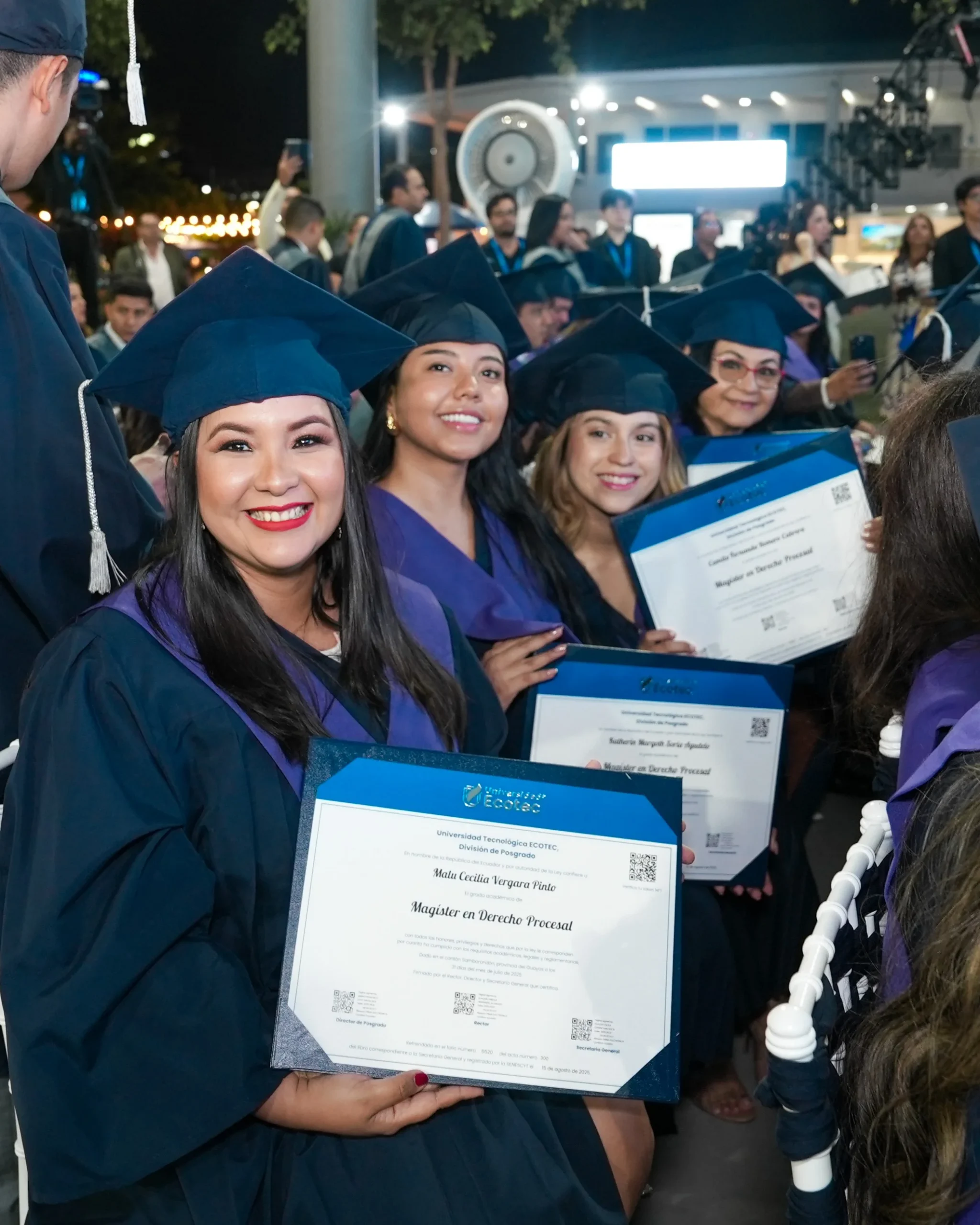 Grupo de estudiantes con su titulo de maestría