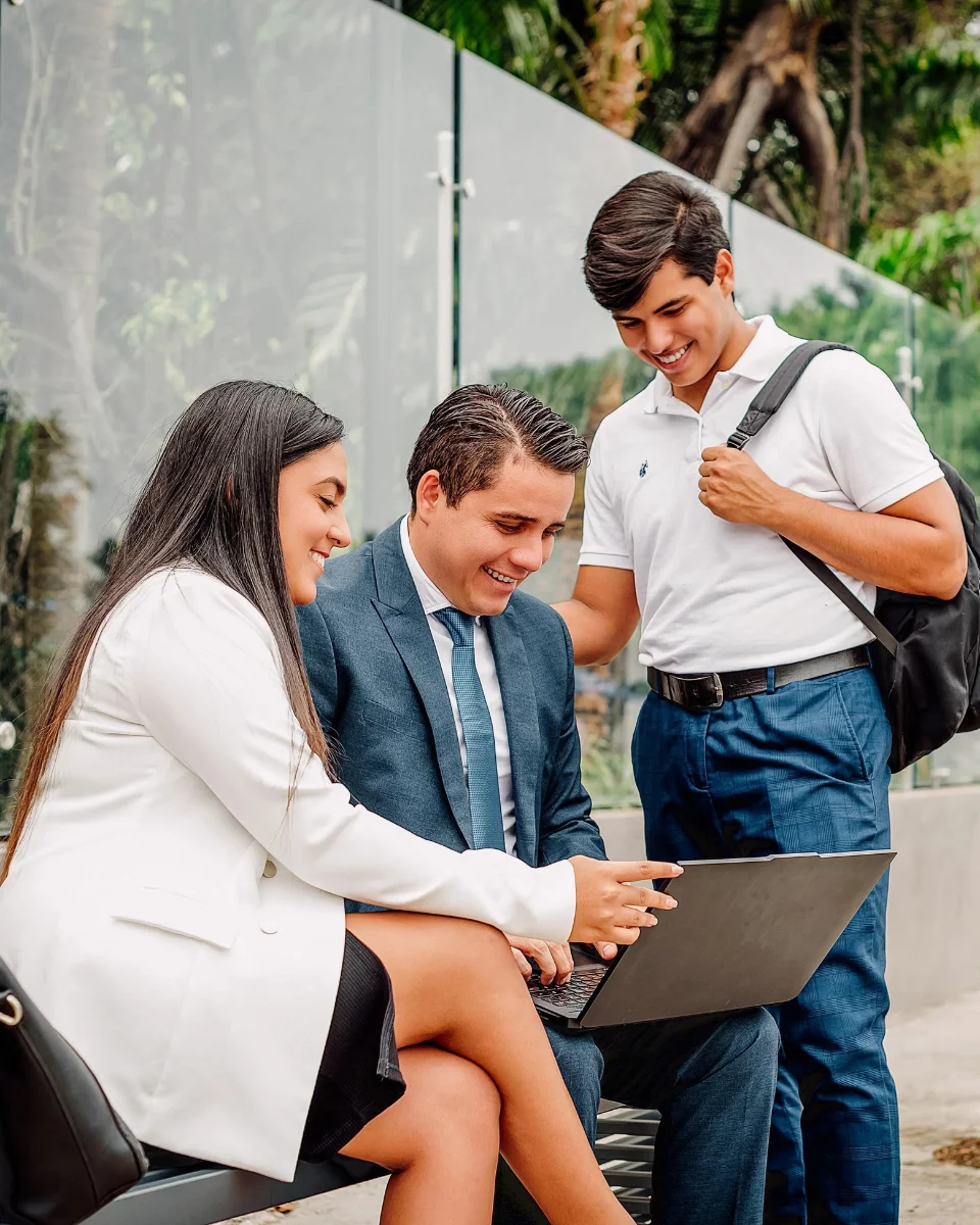 Estudiantes de Posgrado Revisando Laptop