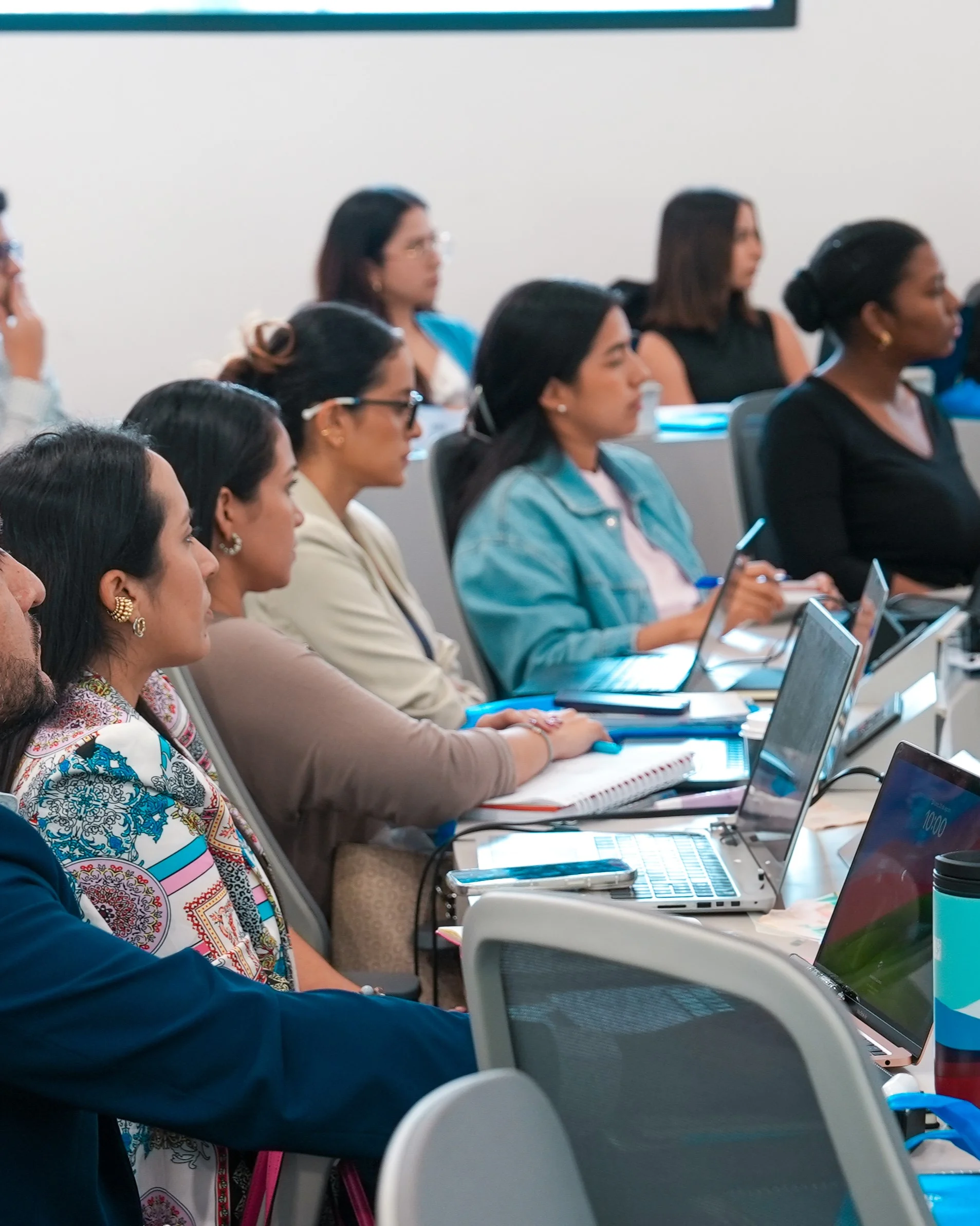 Estudiantes Recibiendo Clases